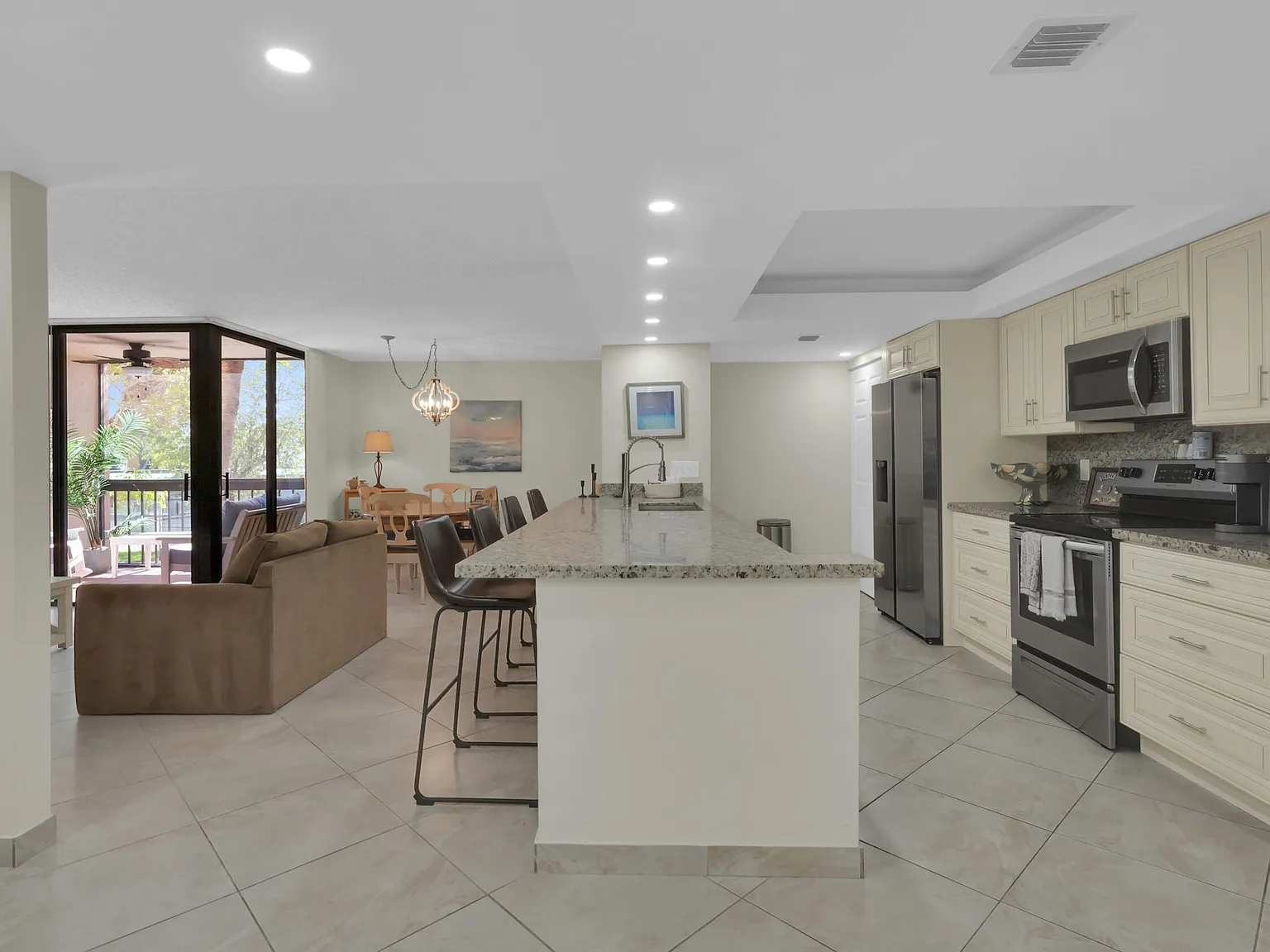 2 bed, 2.0 bath, 1175 sqft, $5,000 — Photo 3