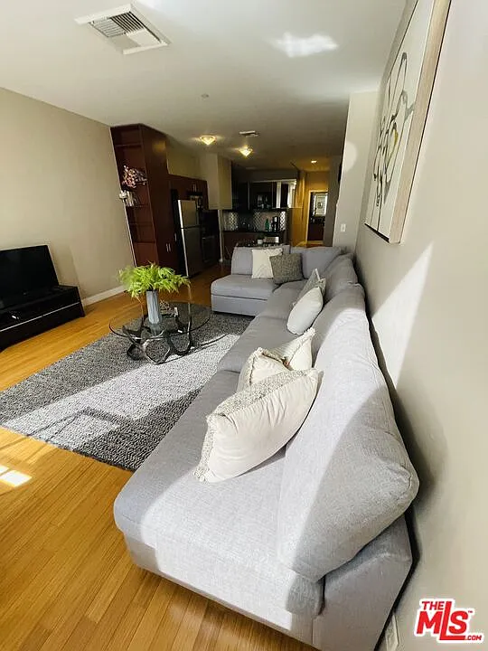 1 bed, 1.0 bath, 720 sqft, $3,000 — Photo 2