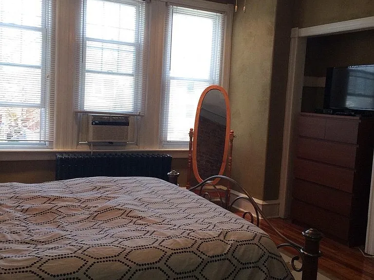 3 windows in front bedroom