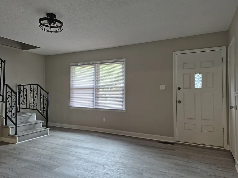 404 Wooddale Dr — Photo 4