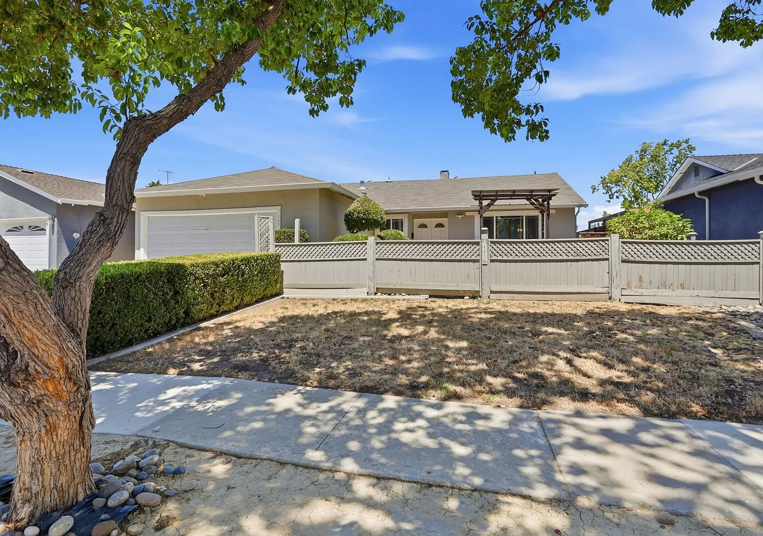 Wow! What a Great Home! Available Now! — Photo 1