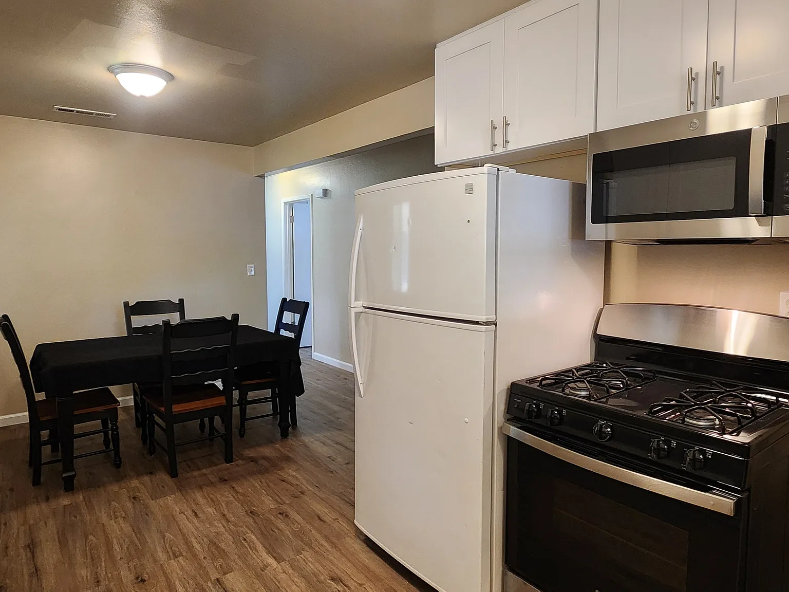 3 bed, 1032 sqft, $2,450 — Photo 3