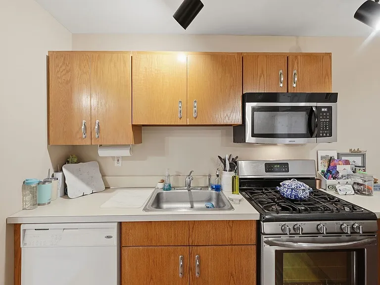 409 Adams St #6 — Photo 8