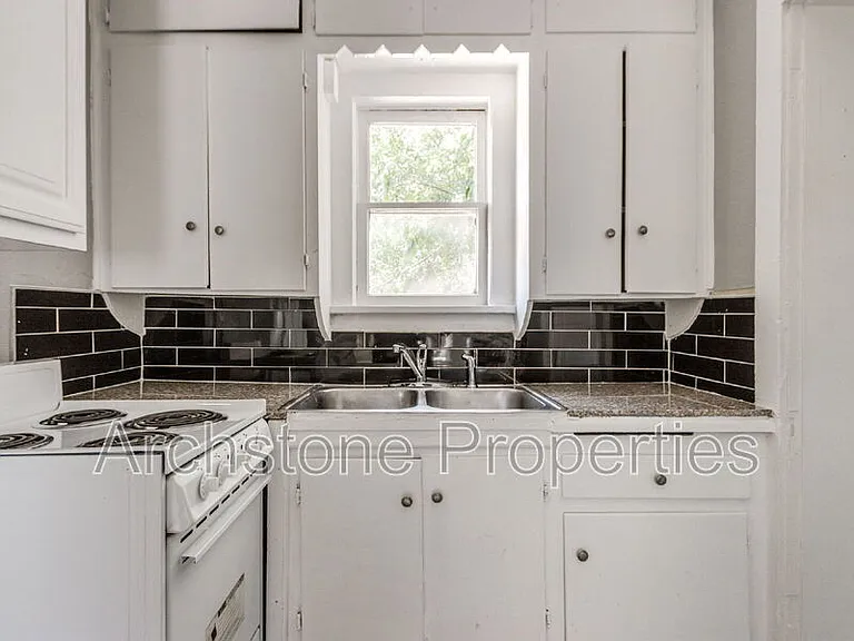 4407 N Military Ave — Photo 5