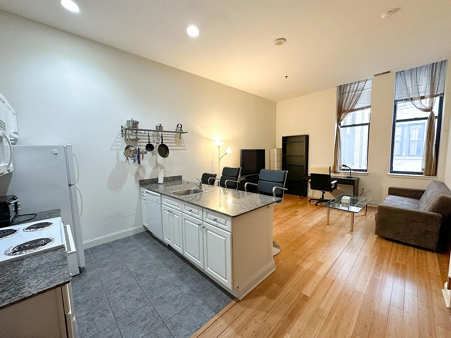 1 bed, 566 sqft, $1,950 — Photo 2