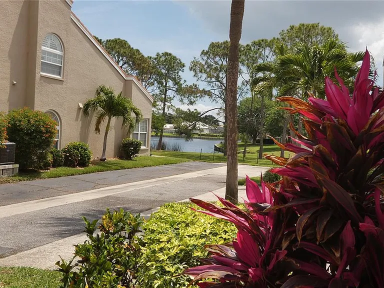 617 Segovia Ct NE — Photo 2