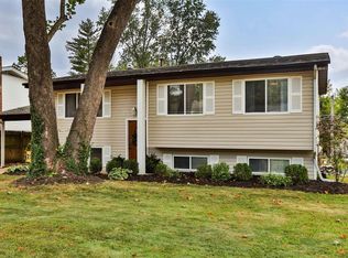 54 Hillcrest Blvd, Ballwin, MO 63021