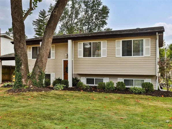 54 Hillcrest Blvd, Ballwin, MO 63021