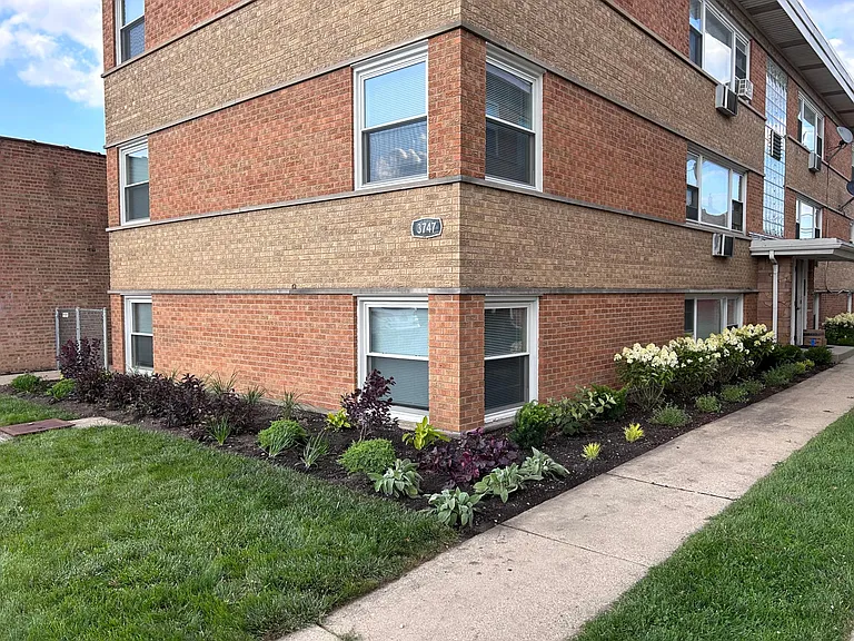 Beautifully Landscaped yard