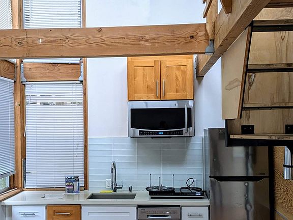 4th image of 460 Mariposa St