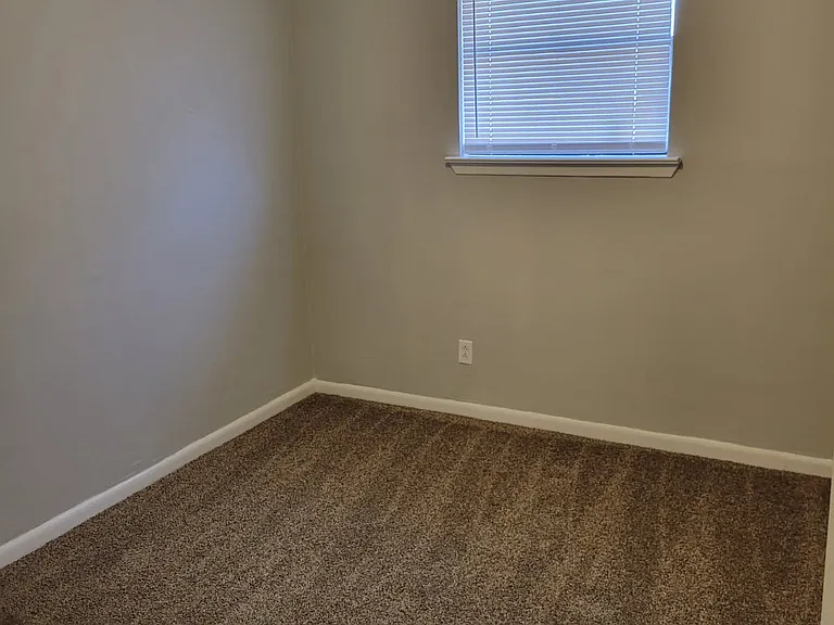 1107 W Cornelia Ave — Photo 8
