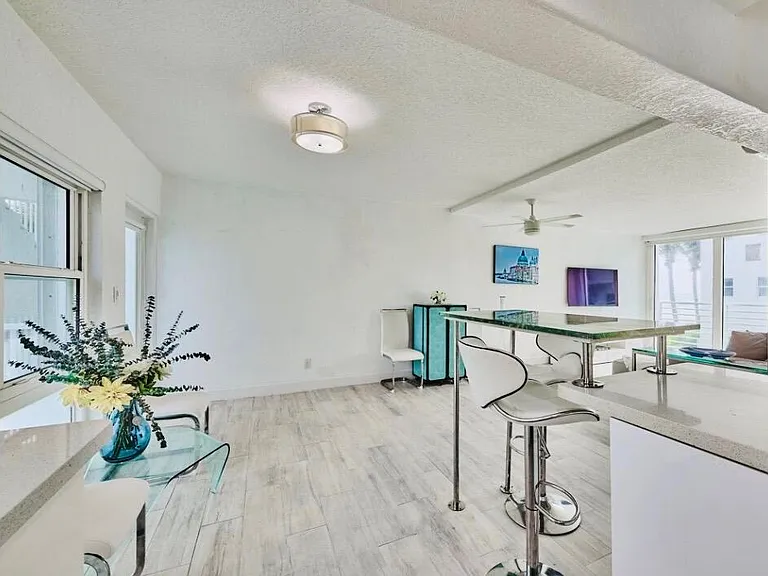 1043 Hillsboro Mile #21C — Photo 12