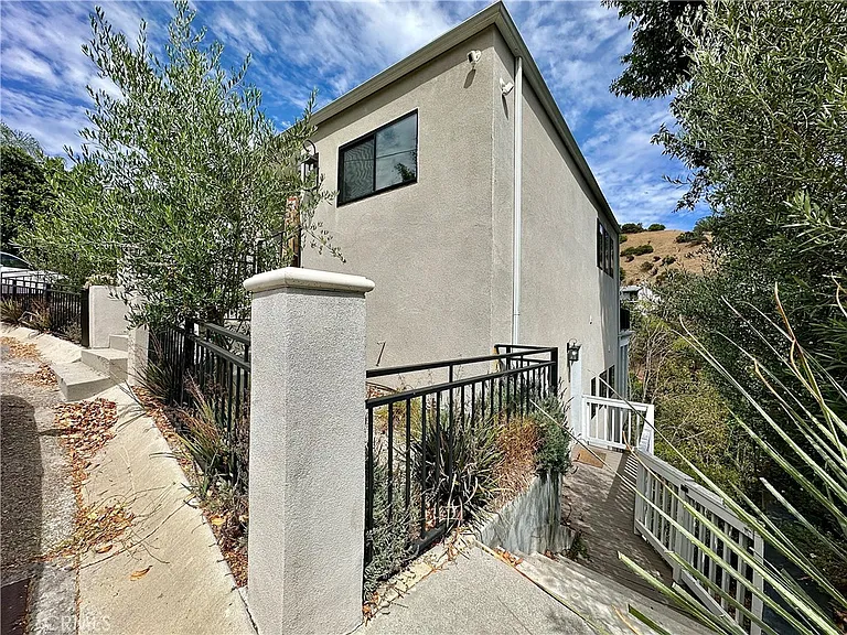 2506 Zorada Dr — Photo 2