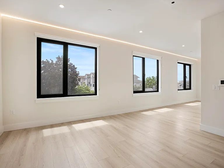 4525 Bergenwood Ave #207 — Photo 5