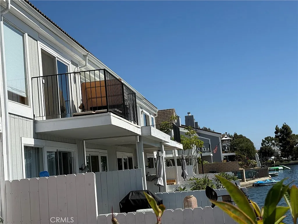 3 bed, 3.5 bath, 1890 sqft, $5,995 — Photo 3