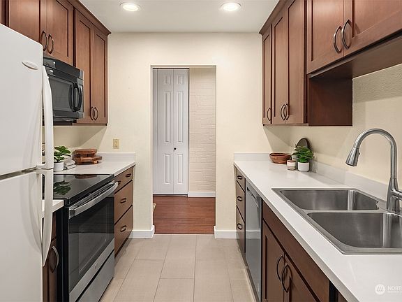 4th image of 2858 32nd Avenue W #203