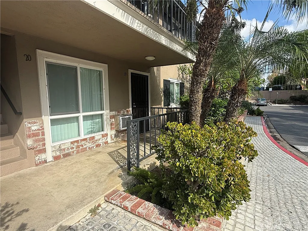 2 bed, 823 sqft, $3,200 — Photo 1