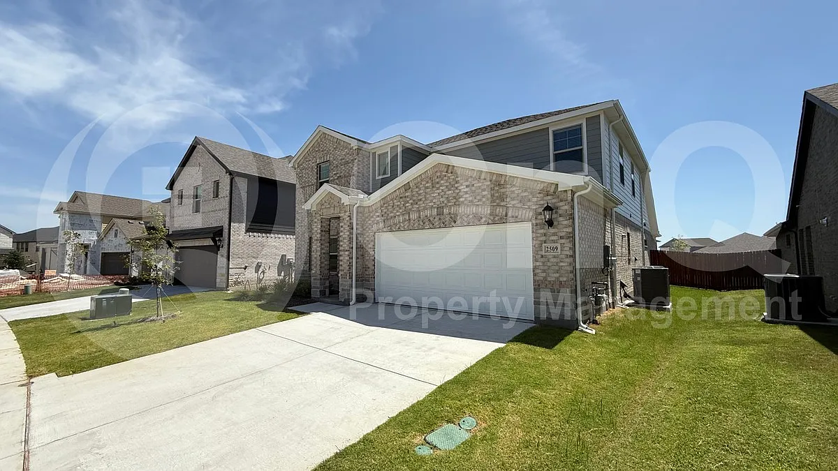 4 bed, 3.5 bath, 3100 sqft, $2,699 — Photo 2