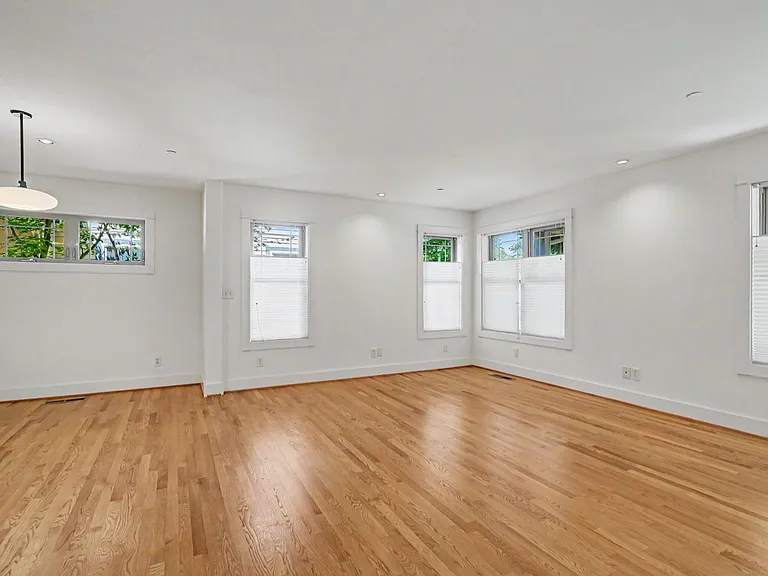 2060 John St S — Photo 12