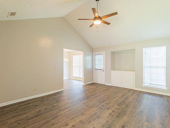 3rd image of 6085 Hunter Ridge Cir