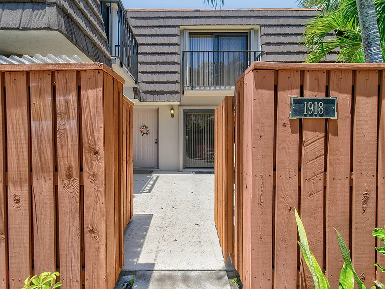 1918 19th Ct — Photo 4