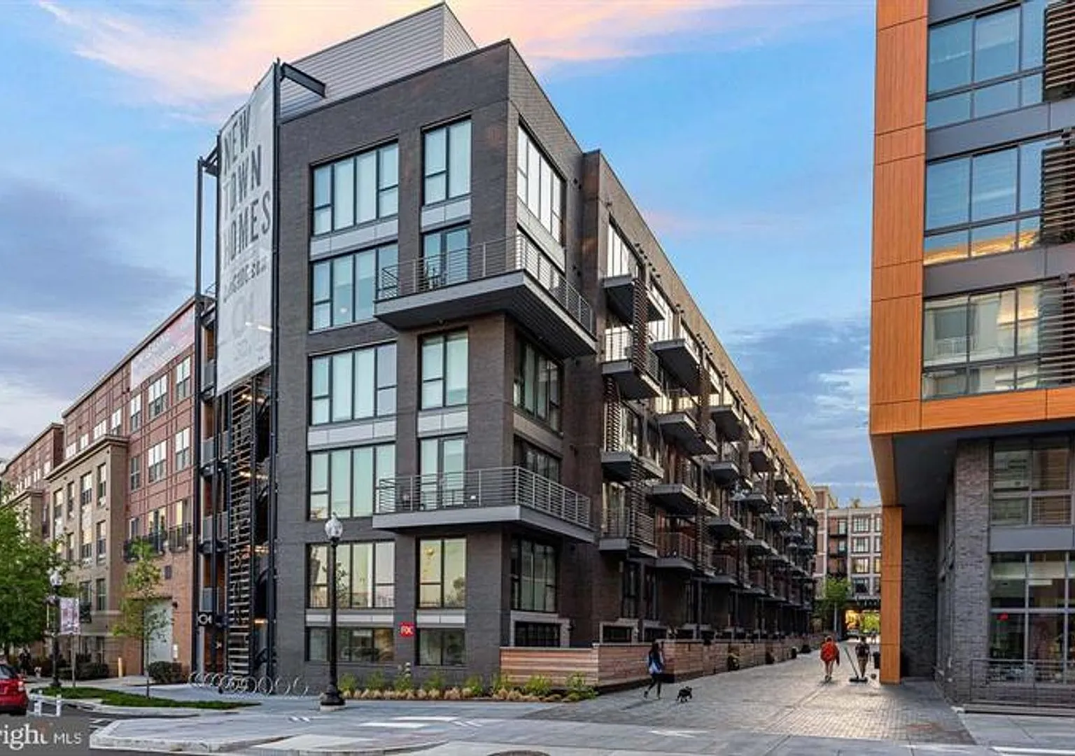 2 Level Luxury Condo w/ Garage - Eckington District — Photo 1