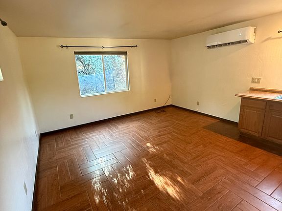 5th image of 76 Blackhawk Ln