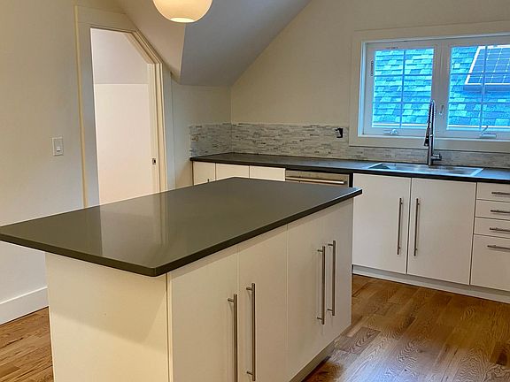 Kitchen with breakfast bar