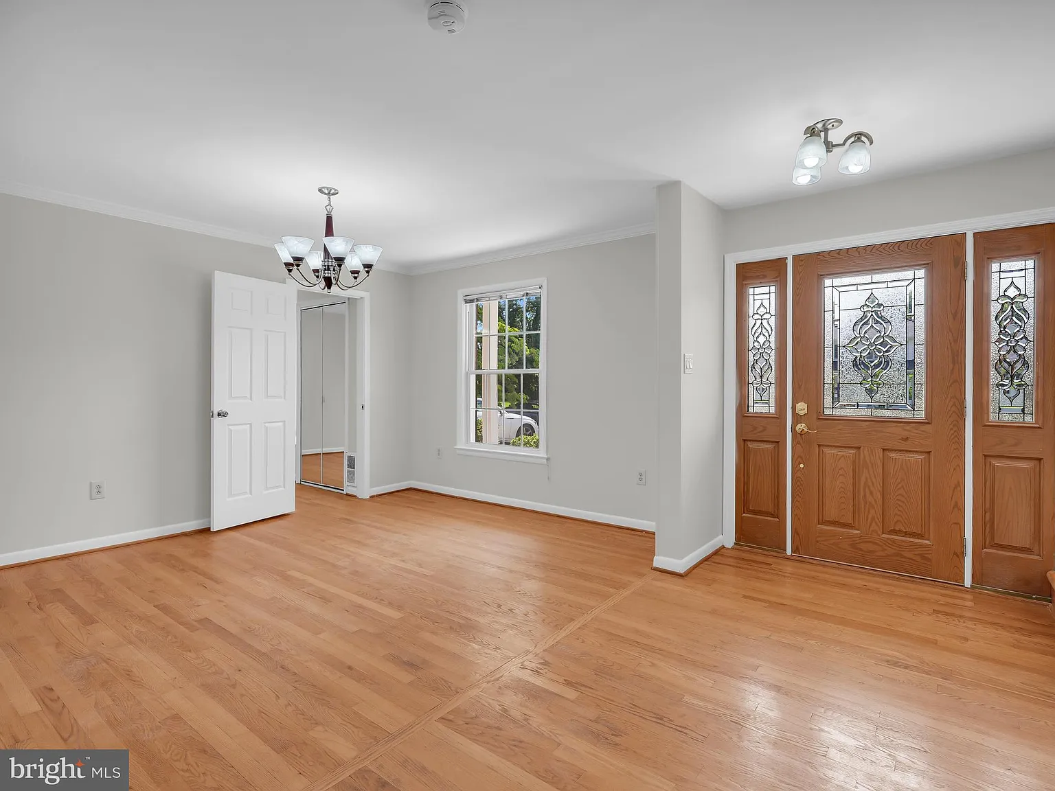 5 bed, 3.5 bath, 3136 sqft, $4,300 — Photo 2