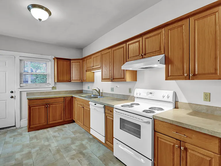 744 E Chestnut St — Photo 3