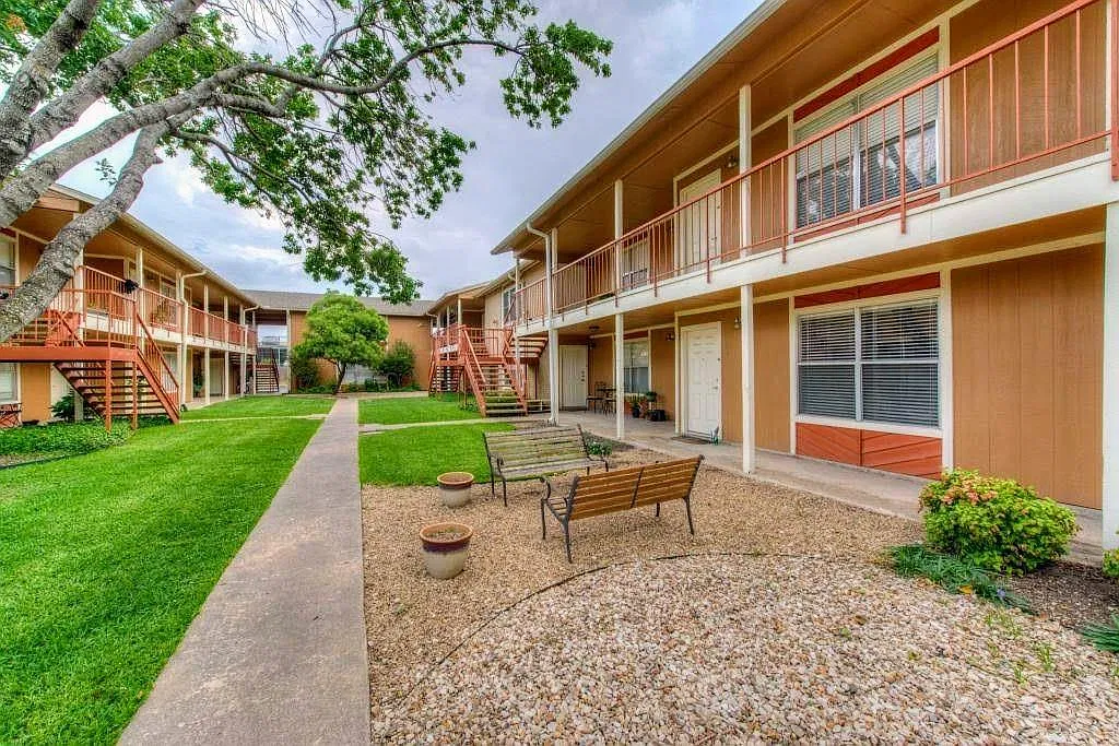 2 bed, 1.0 bath, 840 sqft, $1,300 — Photo 2