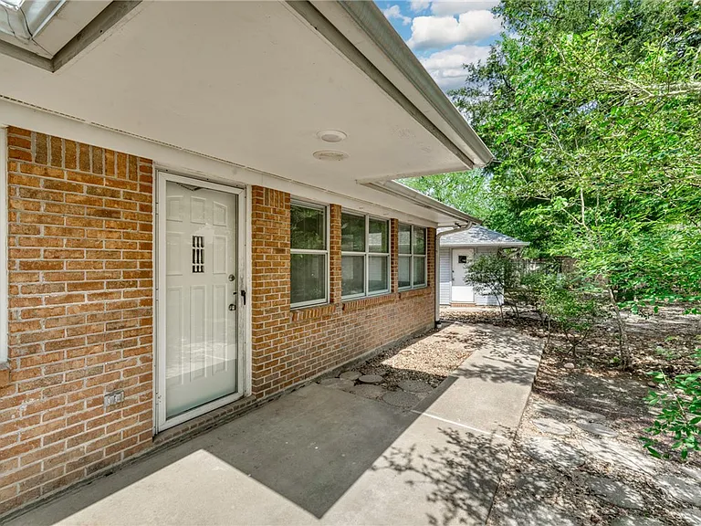 1402 Riverstone Ct — Photo 35
