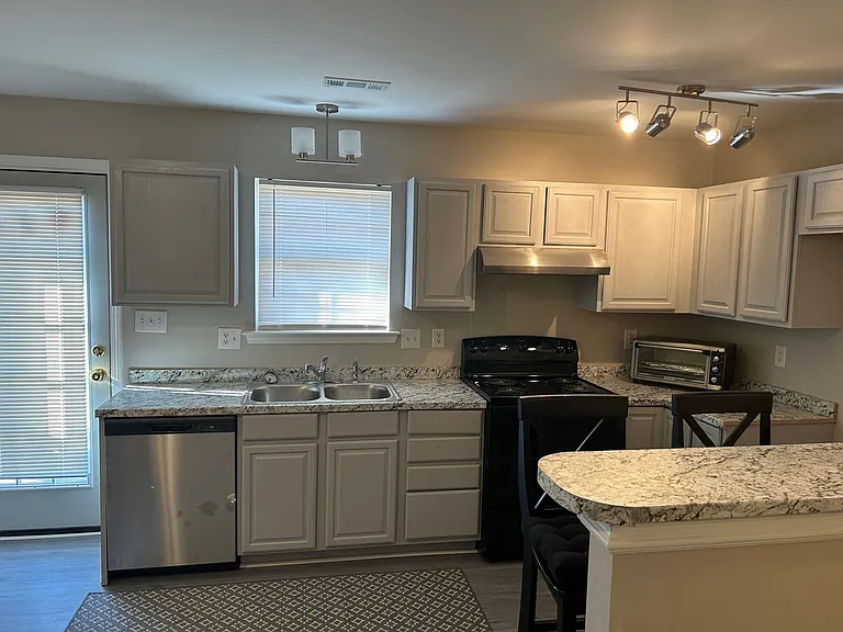 907 Rucker Cliff Dr — Photo 10