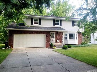 33 Oakridge Rd, Grand Island, NY 14072