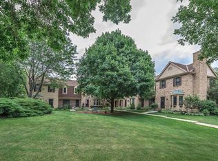 384 Willow Grove Dr, Pewaukee, WI 53072