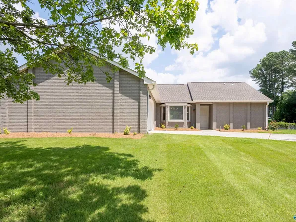 9889 Willow Cove Rd SE, Huntsville, AL 35802