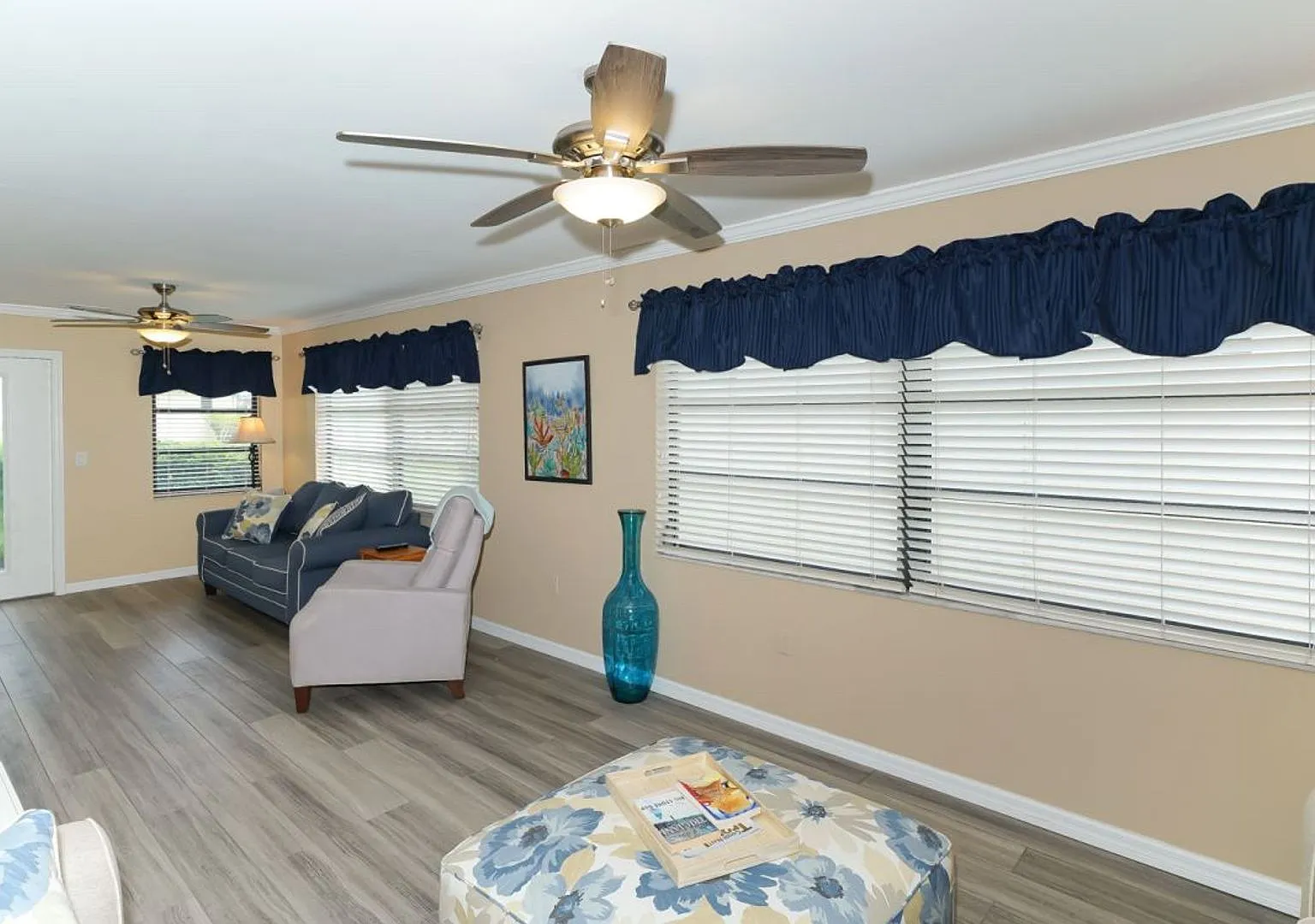 Furnished, Spacious and Stunning 2BR/2BA Short Term Rental — Photo 4