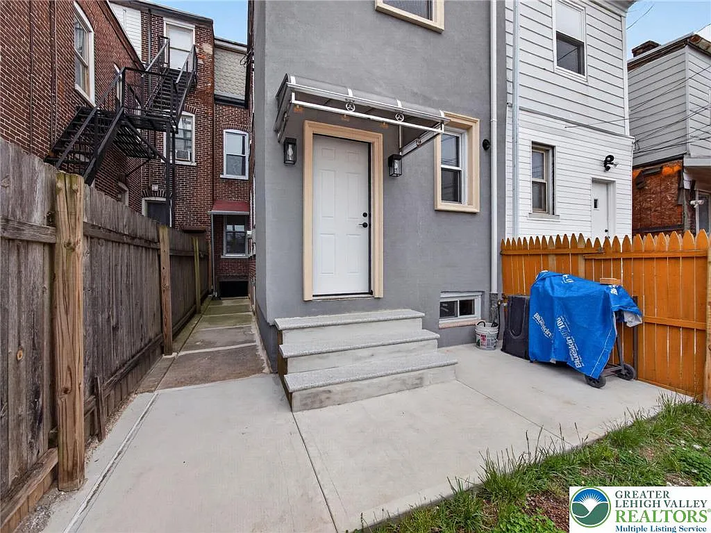 5 bed, 1.5 bath, 2139 sqft, $2,500 — Photo 4