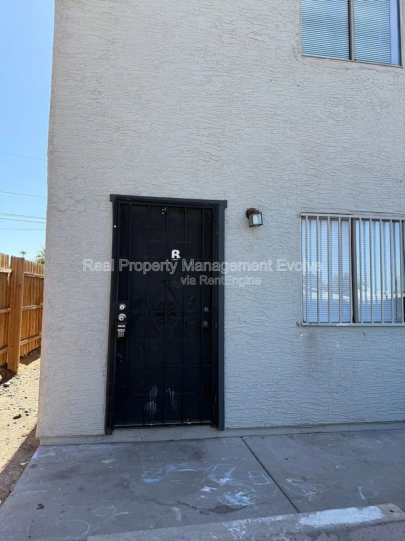 2 bed, 1.5 bath, 724 sqft, $895 — Photo 2