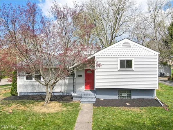 1363 Winhurst Dr, Akron, OH 44313