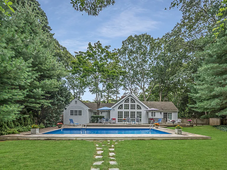 39 Roxbury Ln — Photo 3