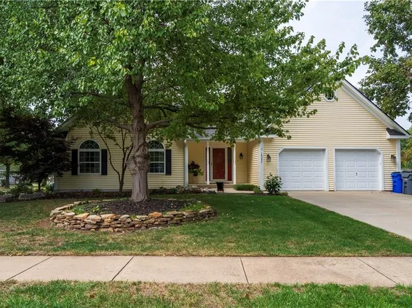 14304 S Cottonwood Dr, Olathe, KS 66062