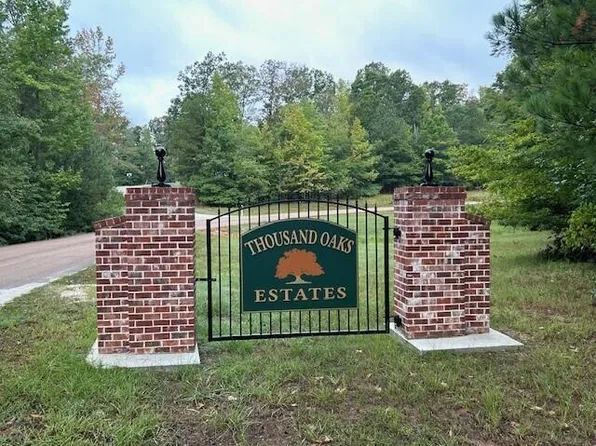 3 Lost Lake Hills Dr, Columbus, MS 39702