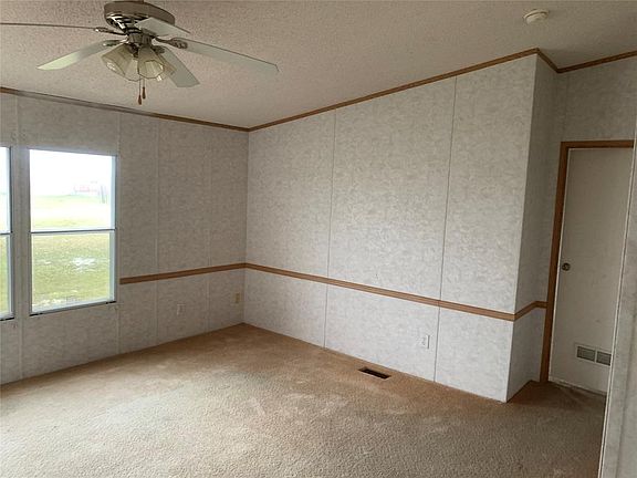 2nd image of 128 Oak Hollow Ln