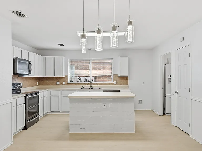 417 Niagara Falls Dr — Photo 12