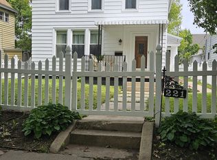 221 S 1st Ave, Canton, IL 61520