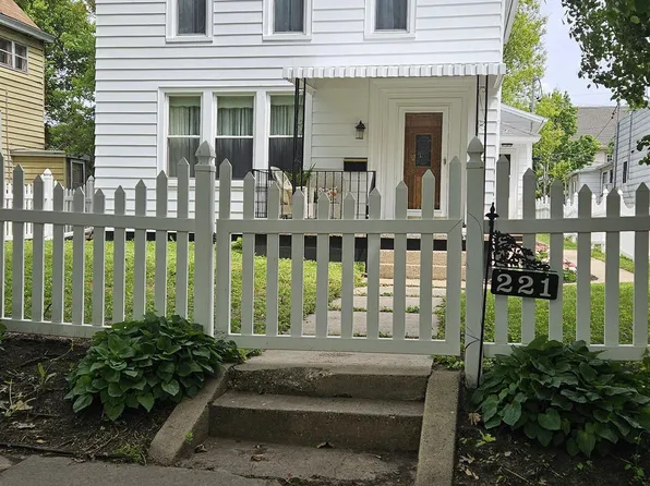 221 S 1st Ave, Canton, IL 61520
