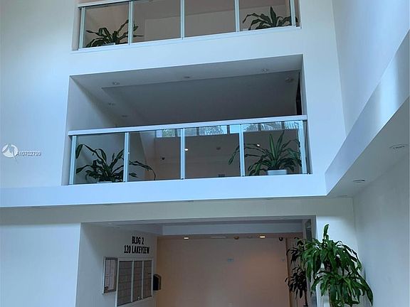 4th image of 120 Lakeview Dr APT 205