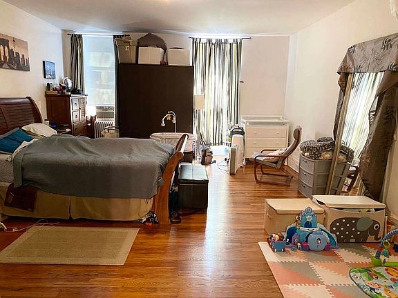 4th image of 315 De Graw St