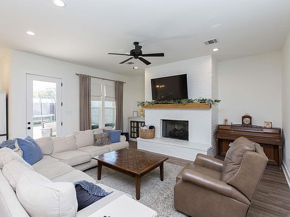 3rd image of 10045 Clarks Ferry